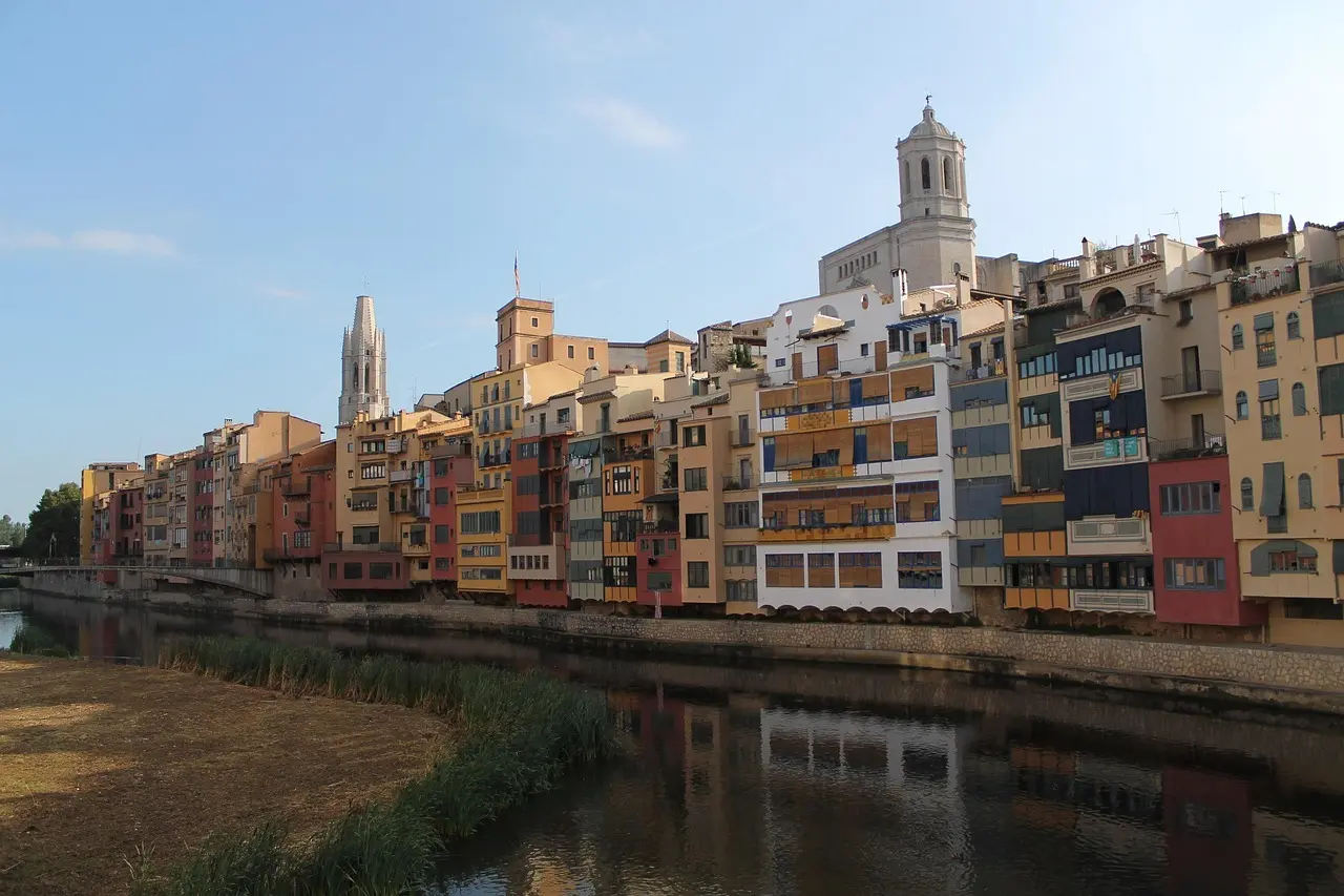 Hvordan er vejret i Girona i uge 8?